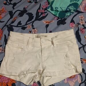 💜 3/$15💜Abercrombie & Fitch White Jean Shorts, Size 00💜